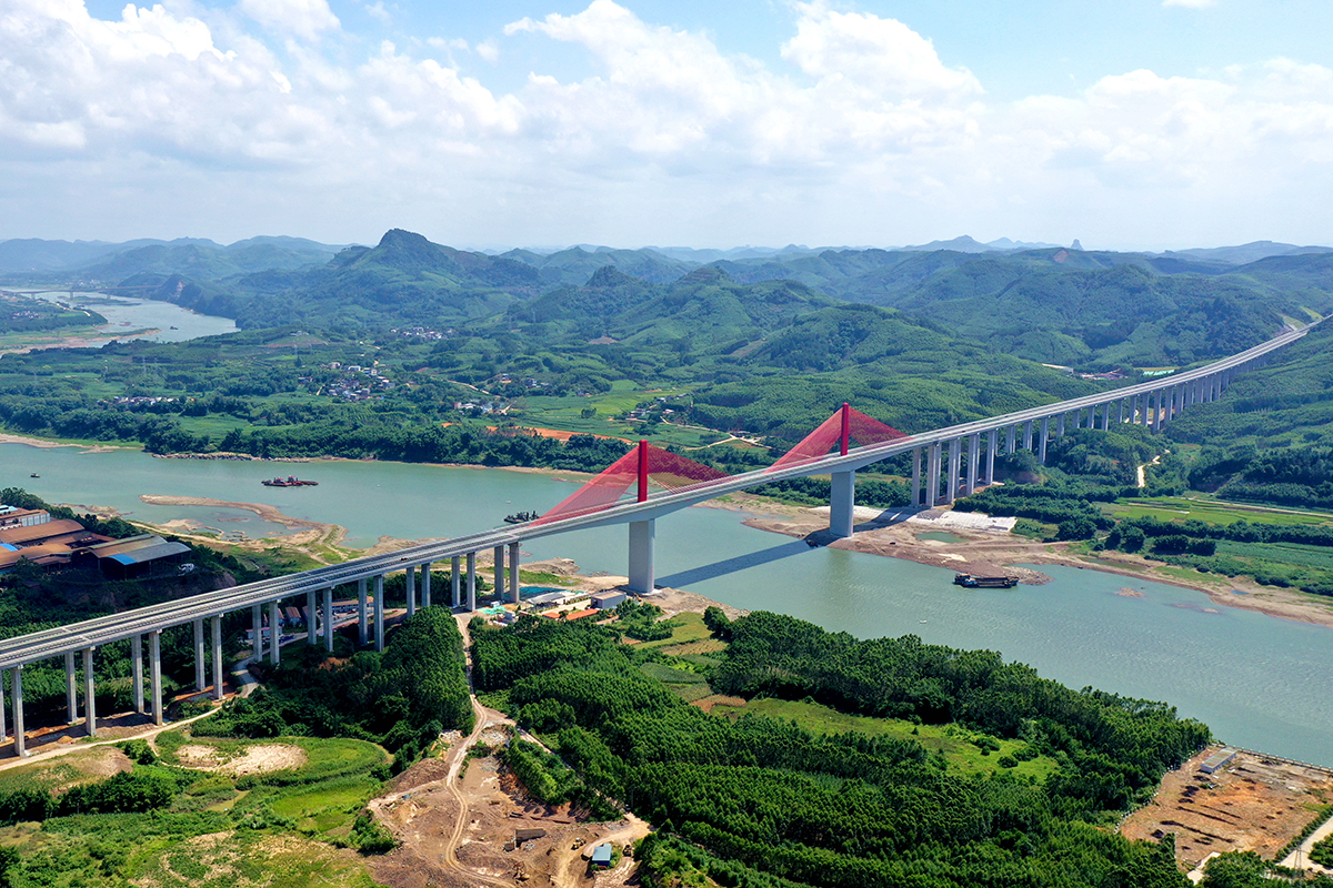 世界最大跨徑公路預應力混凝土部分斜拉橋——培森柳江特大橋.jpg